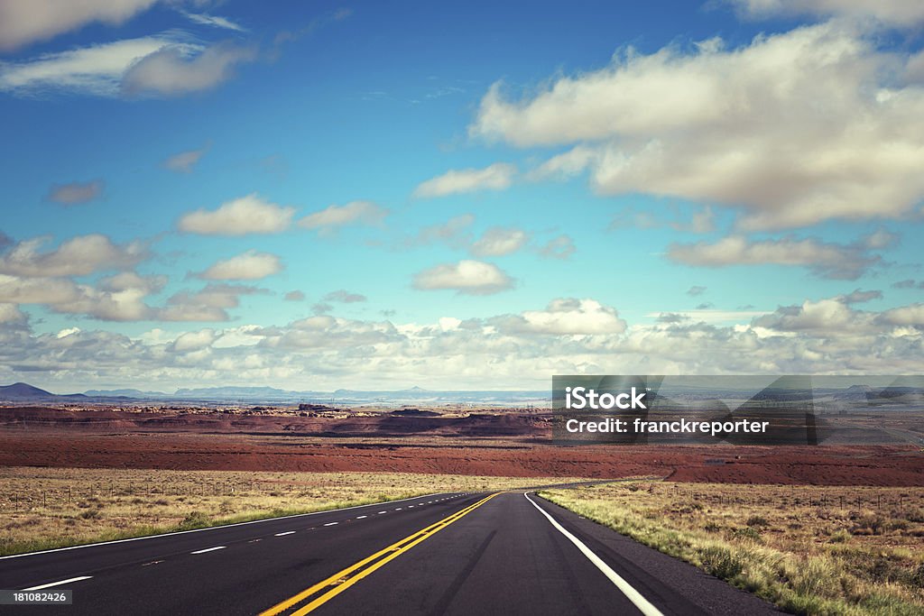 Conducción en algún lugar en el american road - Foto de stock de Abierto libre de derechos