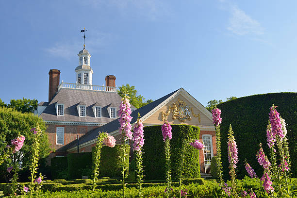 Garden at Governor's Palace in Williamsburg Flowers at Governor's Palace in Williamsburg, Virginia, USA colonial style stock pictures, royalty-free photos & images