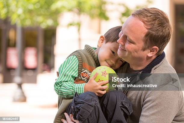 Adoptado Rapaz Asiático Feliz Com Braços De Seu Pai - Fotografias de stock e mais imagens de 30-39 Anos