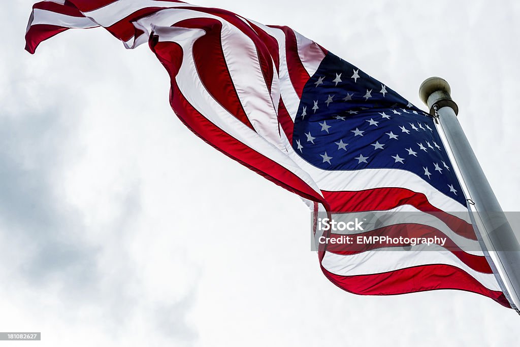 Sventolare la bandiera americana - Foto stock royalty-free di Bandiera degli Stati Uniti