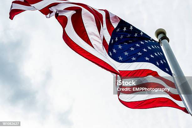 Sventolare La Bandiera Americana - Fotografie stock e altre immagini di Bandiera degli Stati Uniti - Bandiera degli Stati Uniti, Cielo, A forma di stella