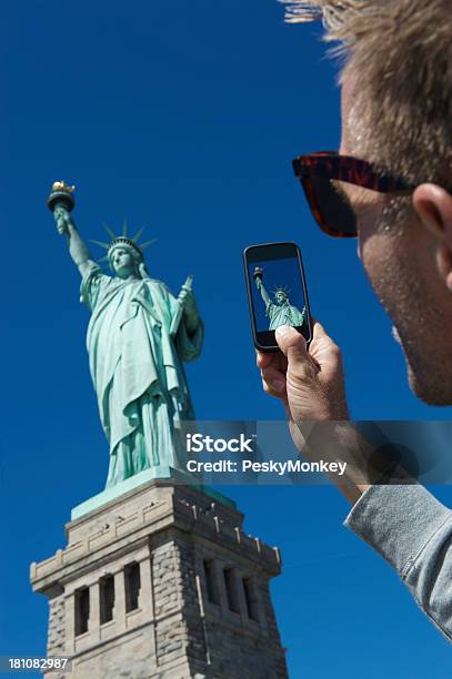 Turista Pega Smartphone Foto Estátua Da Liberdade - Fotografias de stock e mais imagens de Estátua da Liberdade - Cidade De Nova Iorque - Estátua da Liberdade - Cidade De Nova Iorque, Pessoas, Destino de Viagem