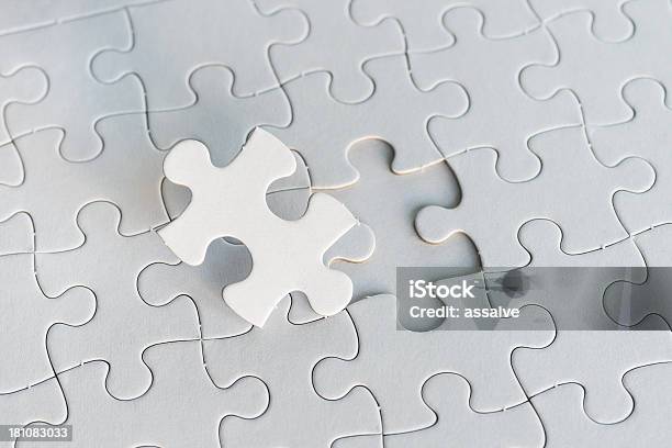 Leere Weiße Jigsaw Puzzle Und Strampler Stockfoto und mehr Bilder von Desorientiert - Desorientiert, Geduldsspiel, Abwesenheit