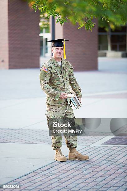 Soldado Americano Com Chapéu De Formatura - Fotografias de stock e mais imagens de Pessoa a Estudar - Pessoa a Estudar, Tropa, Profissão Militar