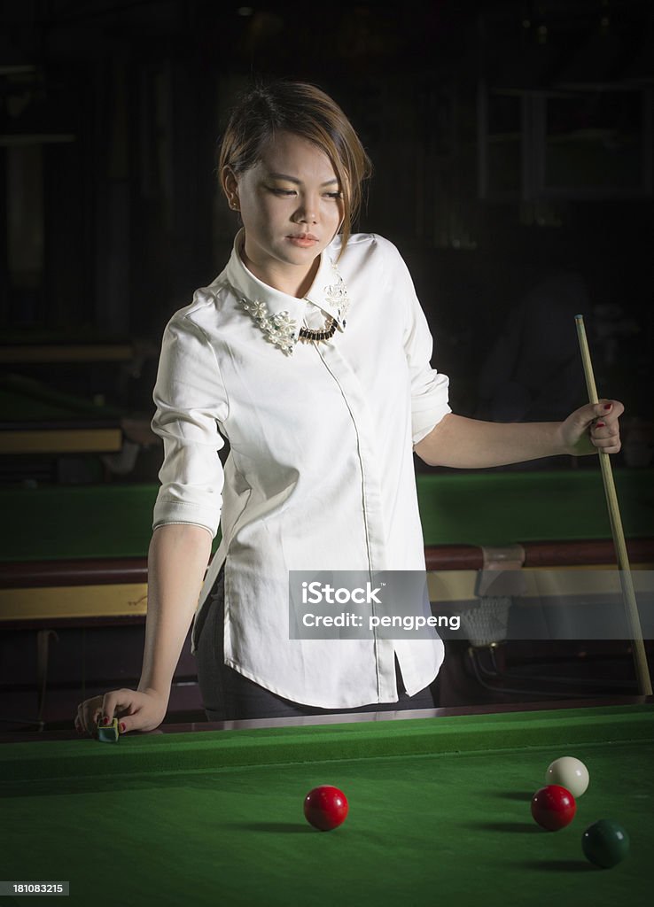 Femme asiatique jouant la piscine - Photo de Adulte libre de droits