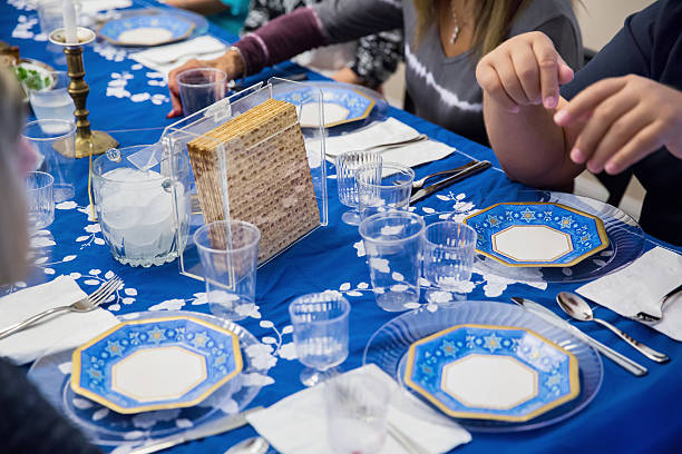 teilnahme an einem traditionellen pessach seder - passover seder seder plate table stock-fotos und bilder