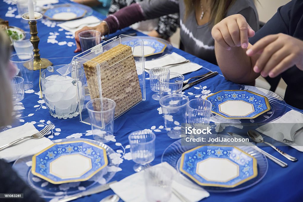 Participant à une chambre traditionnelle de Pâque juive seder - Photo de Pâque juive libre de droits