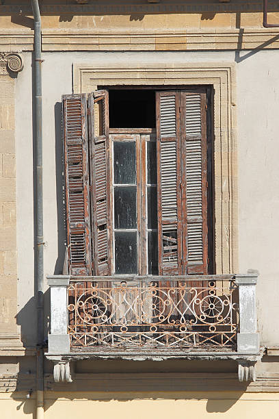 janela de uso de grunge de madeira envelhecida do obturador e varanda nicósia chipre - shutter unhygienic ancient old - fotografias e filmes do acervo