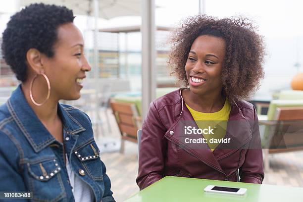 Dos Mujeres En Una Cafetería Foto de stock y más banco de imágenes de Adulto - Adulto, Africano-americano, Afrodescendiente