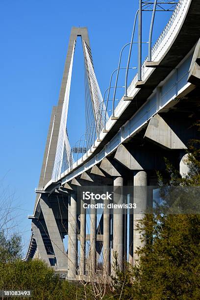 Puente Sobre El Río Cooper En Charleston Carolina Del Sur Foto de stock y más banco de imágenes de Aire libre