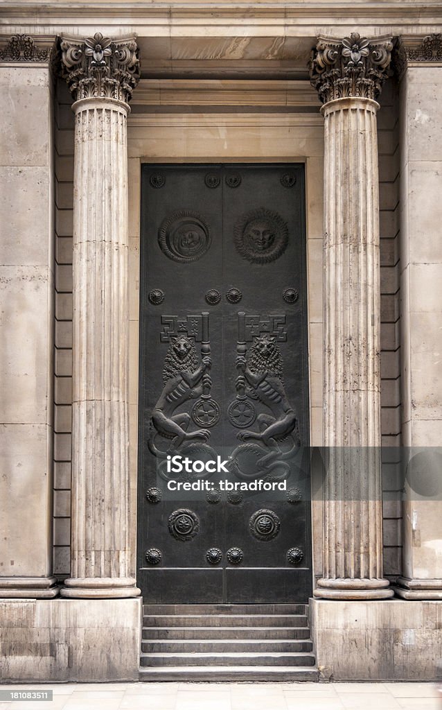 凝った彫刻を施した戸口 - ゴシック様式のロイヤリティフリーストックフォト