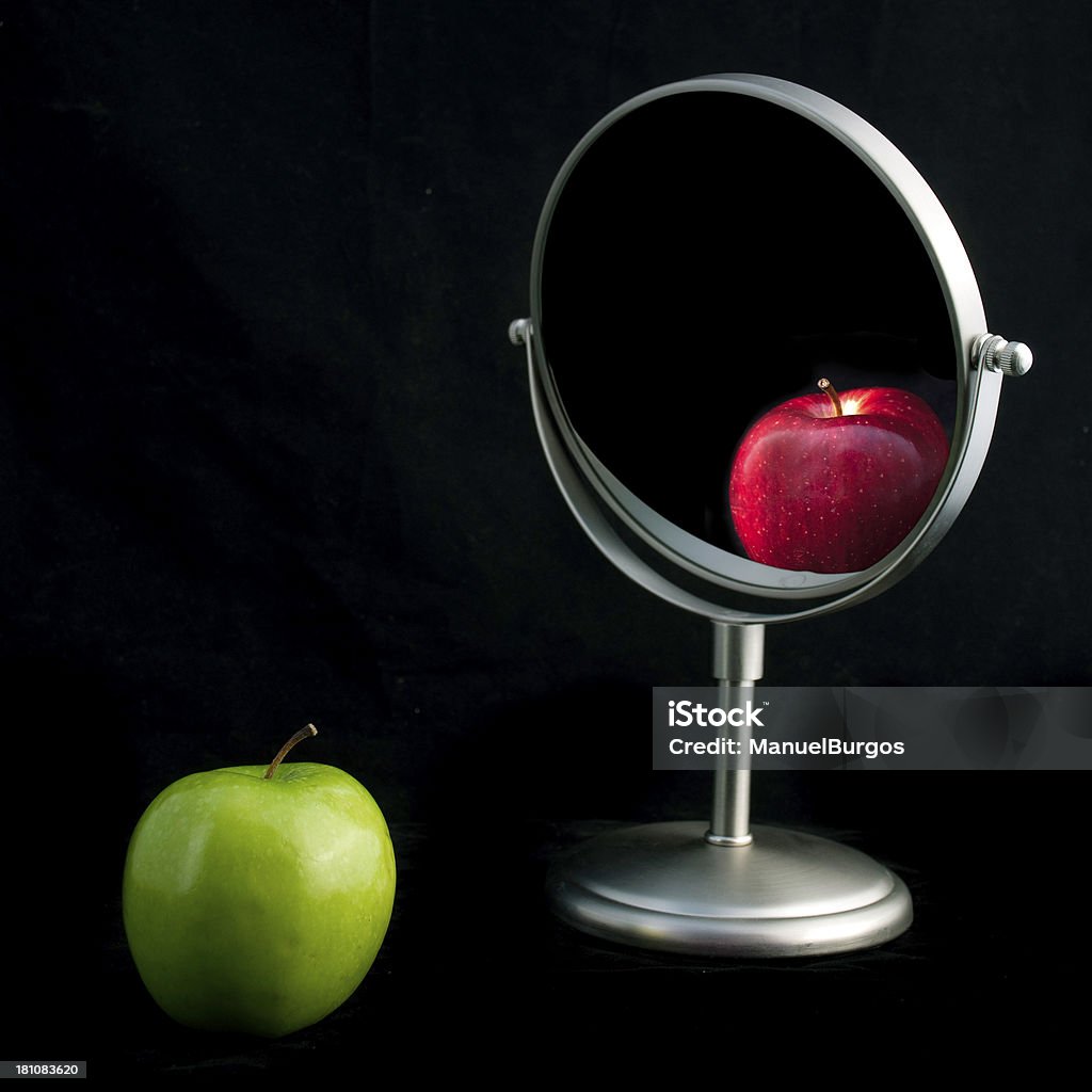 Неправильный восприятие - Стоковые фото Зеркало роялти-фри