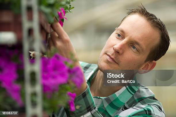 Man 内部の花の温室 - 1人のストックフォトや画像を多数ご用意 - 1人, 30-34歳, 30代
