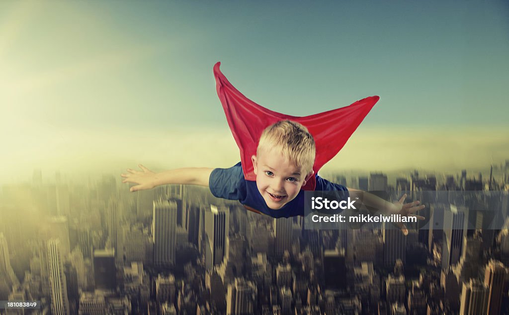 Garçon de superman tenue flys sur la ville - Photo de Super-héros libre de droits