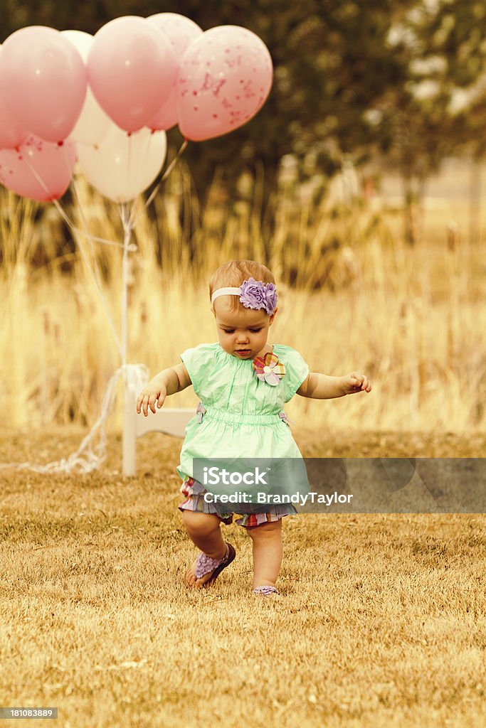 Bambino ragazza con palloncini - Foto stock royalty-free di Bebé
