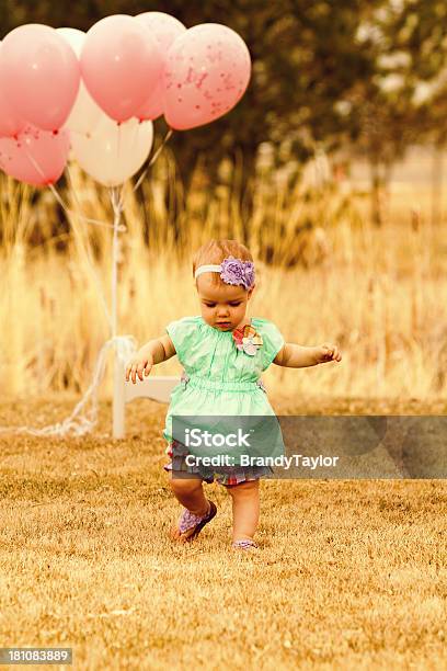 Foto de Bebê Menina Com Balões e mais fotos de stock de Balão - Decoração - Balão - Decoração, Bebê, Vestido