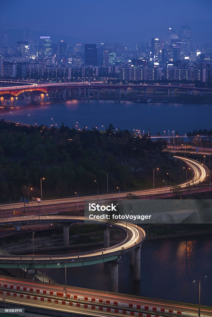 ソウル江南高層ビル高速道路ブリッジズ照明付きブルーの夕暮れ韓国 - アジア大陸のロイヤリティフリーストックフォト