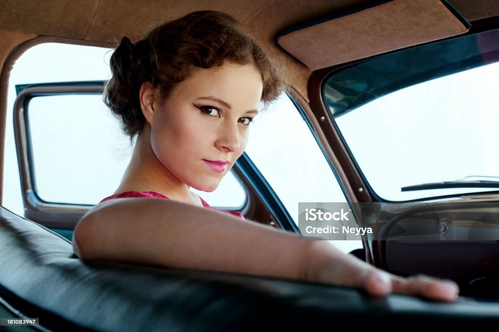 Femme dans une voiture ancienne 1950-1960 Style - Photo de 1950-1959 libre de droits