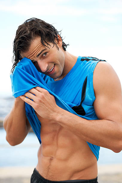 che grande allenamento! - men beach running shirtless foto e immagini stock