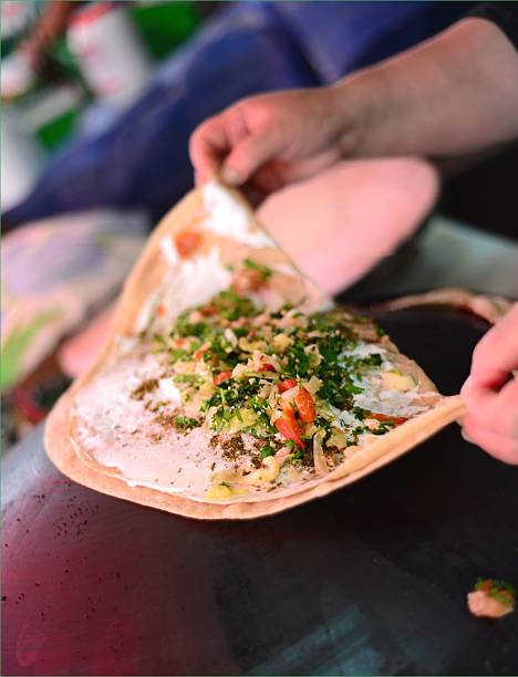 Druze taboon pan pita con una ensalada en Carmel mercado - foto de stock