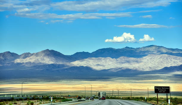 road trip na mojave freeway - califórnia, eua - baker california - fotografias e filmes do acervo