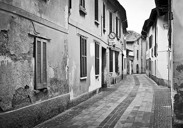 istock Italian Alley Black And White 181084323