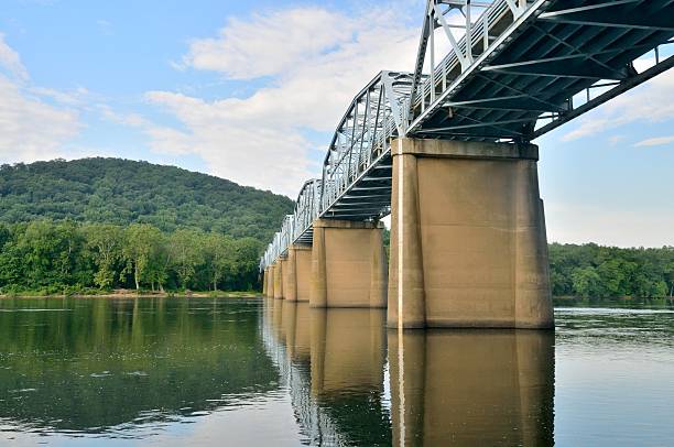 istock Point of Rocks Ptotmac River Bridge 181084356