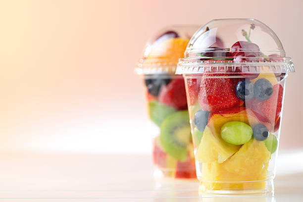 신선 과일 샐러드 테이크아웃의 복사 공간이 - fruit cup 뉴스 사진 이미지