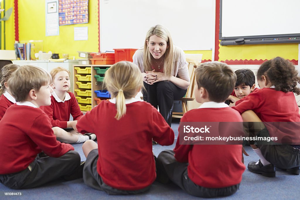 Grundschule Schüler und Lehrer erzählen Geschichte - Lizenzfrei Rechtschreibung Stock-Foto