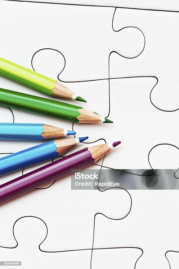 Wählen Sie das design auf diesem Puzzle; Buntstifte warten auf Sie! - Lizenzfrei Ausmalen Stock-Foto