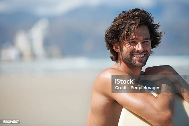 Satisfechos Por Ser Su Rutina De Ejercicios En La Playa Foto de stock y más banco de imágenes de Bien parecido