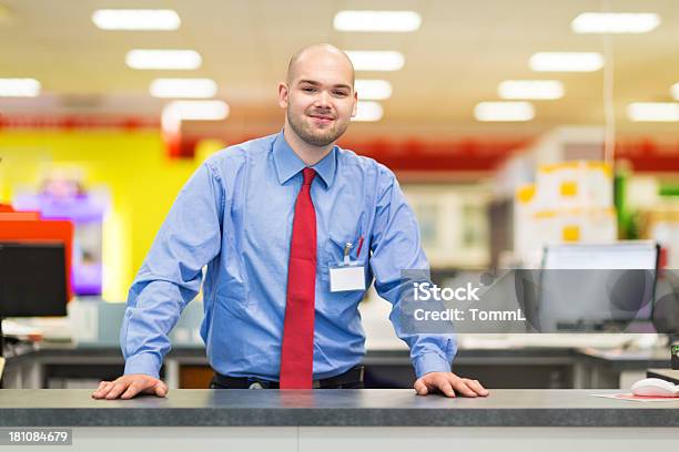 Vendedor Joven Tienda De Venta Al Foto de stock y más banco de imágenes de Escritorio - Escritorio, Tienda de electrónica, Cajero