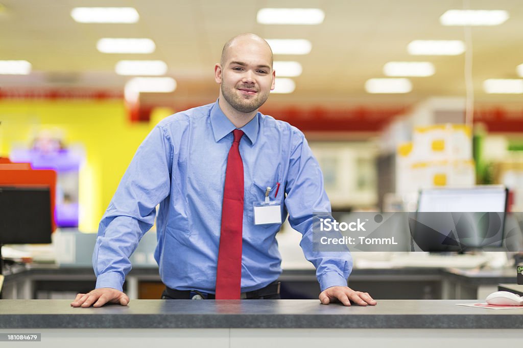 Jovem vendedor na loja - Royalty-free Loja de Material Elétrico Foto de stock