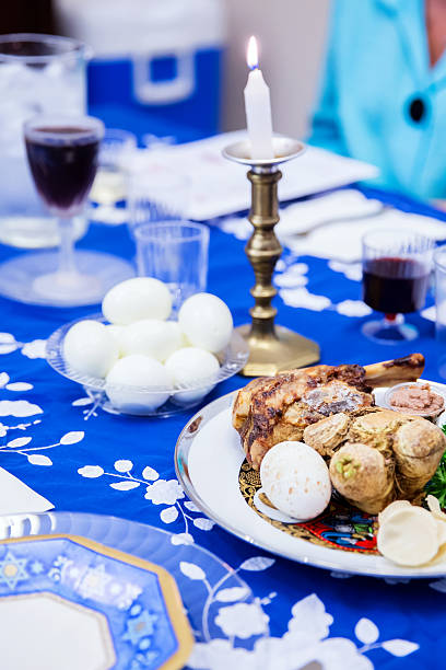 traditionelle pessach seder tisch - passover seder seder plate table stock-fotos und bilder