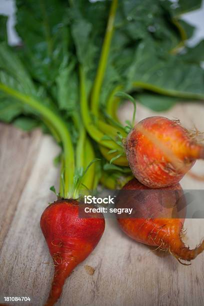 Golden Beets Sobre Uma Placa De Cozinha De Madeira - Fotografias de stock e mais imagens de Beterraba - Tubérculo - Beterraba - Tubérculo, Beterraba Dourada, Folha