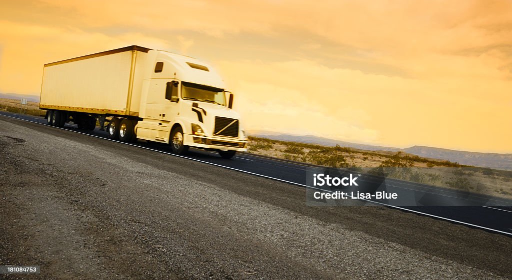 Lkw auf der Autobahn bei Sonnenuntergang, Arizona, USA - Lizenzfrei Gelb Stock-Foto