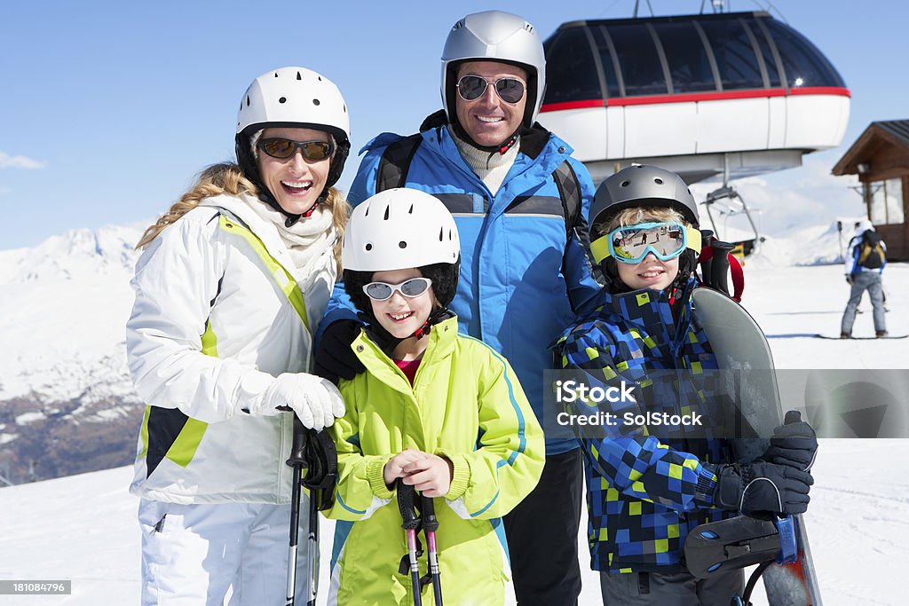 Семейный на лыжах - Стоковые фото Веселье роялти-фри