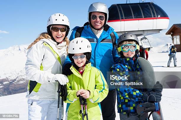 Семейный На Лыжах — стоковые фотографии и другие картинки Веселье - Веселье, Весёлый, Взаимосвязь