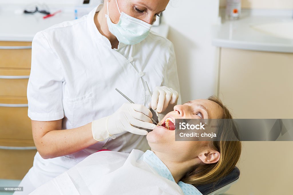 Fêmea Dentista em trabalho com mulher na cadeira de dentistas - Royalty-free Adulto Foto de stock