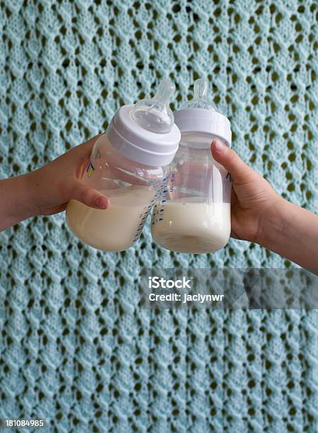 哺乳瓶での乾杯 - 乾杯のストックフォトや画像を多数ご用意 - 乾杯, 哺乳瓶, ミルク