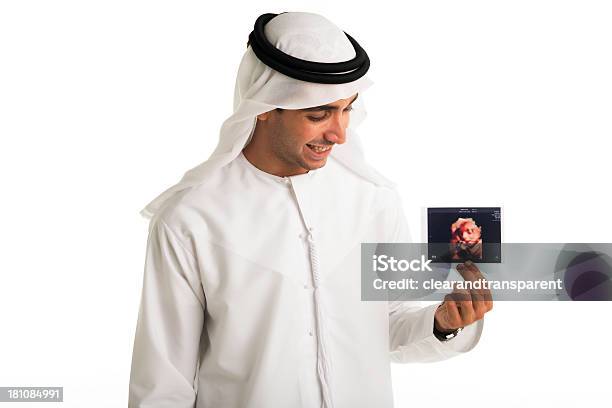Photo libre de droit de Heureux Homme Tenant La Photo De Bébé Arabe banque d'images et plus d'images libres de droit de Abou Dhabi - Abou Dhabi, Adulte, Adulte d'âge mûr