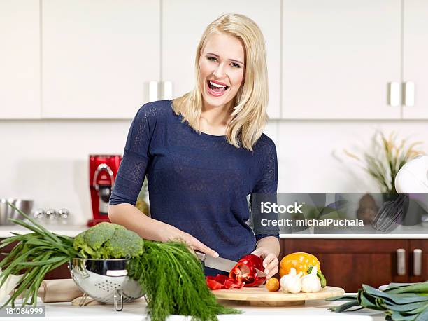 Foto de Cozinha Saudável e mais fotos de stock de 20 Anos - 20 Anos, 20-24 Anos, Adulto