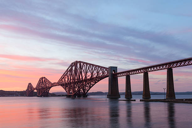 coucher de soleil sur le pont ferroviaire de firth of forth, south queensferry. - rivière firth of forth photos et images de collection