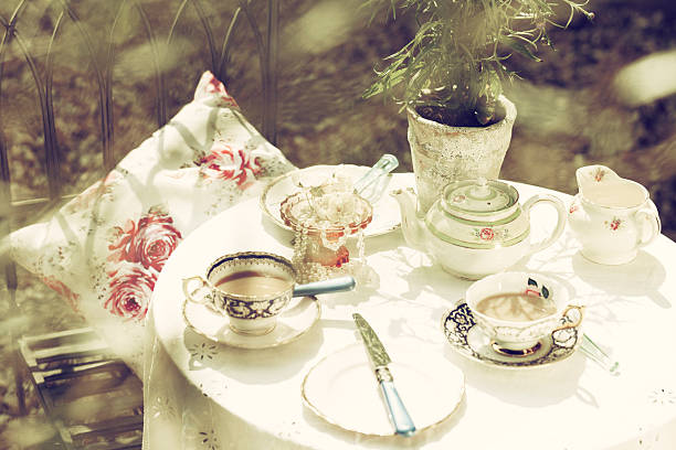nachmittagstee mit vintage-charme - old fashioned tea cup victorian style beauty stock-fotos und bilder