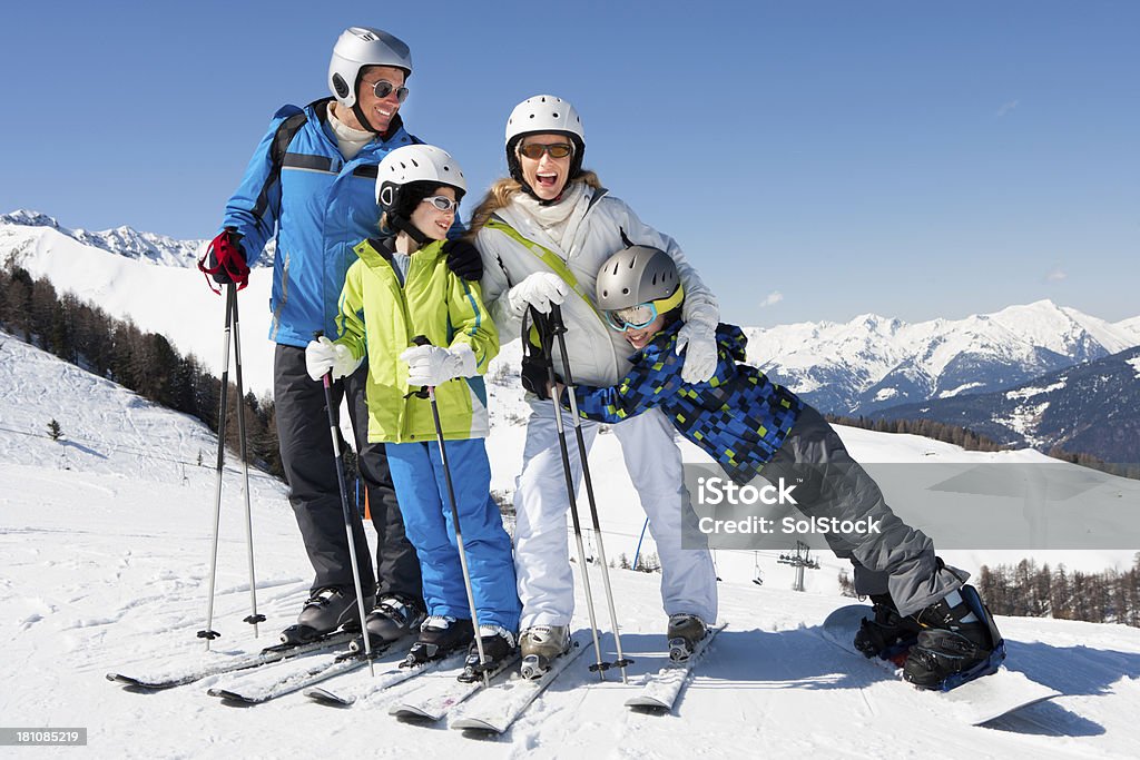 Famille posant en Ski - Photo de Famille libre de droits