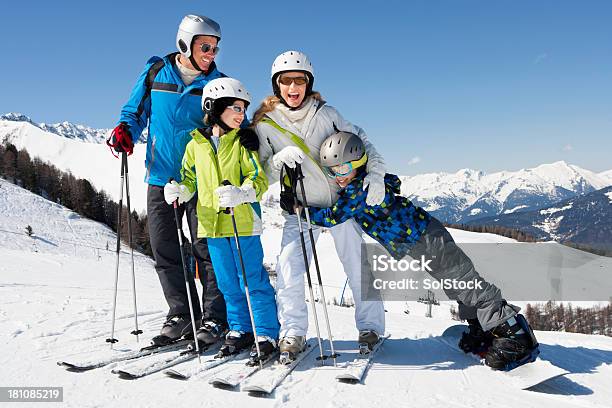 Photo libre de droit de Famille Posant En Ski banque d'images et plus d'images libres de droit de Famille - Famille, Télésiège, Activité