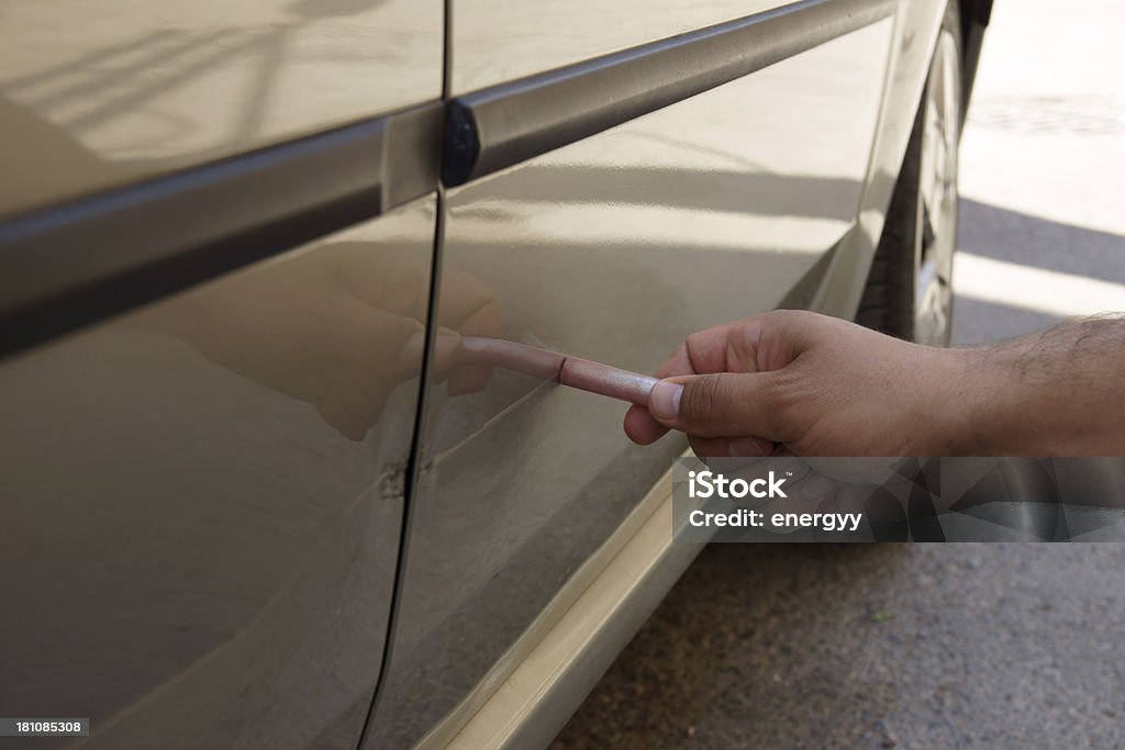 Mecânico é reparar riscos no aluguer de carros - Royalty-free Carro Foto de stock