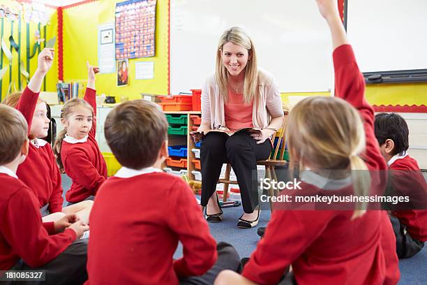 Lehrer Lesen Geschichte Grundschule Schüler Stockfoto und mehr Bilder von Lehrkraft - Lehrkraft, Klassenzimmer, Grundschulzeit