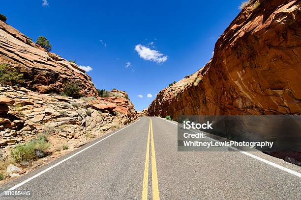 Photo libre de droit de Route Entre Red Rocks Horizontal banque d'images et plus d'images libres de droit de Aller de l'avant - Aller de l'avant, Aspiration, Bande médiane