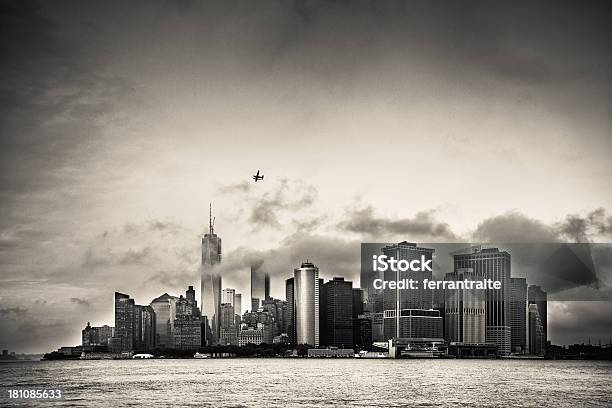 Deszczowe New York City Skyline - zdjęcia stockowe i więcej obrazów Architektura - Architektura, Battery Park, Bez ludzi